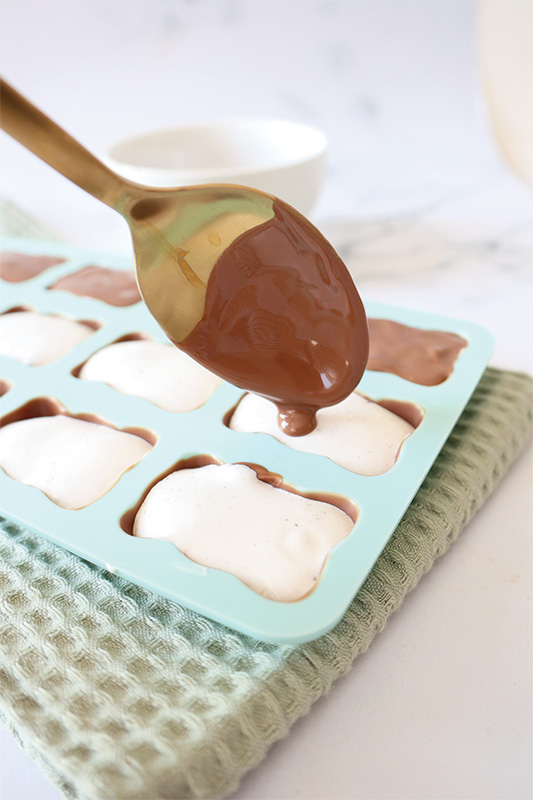 Recouvrir les coques en chocolat